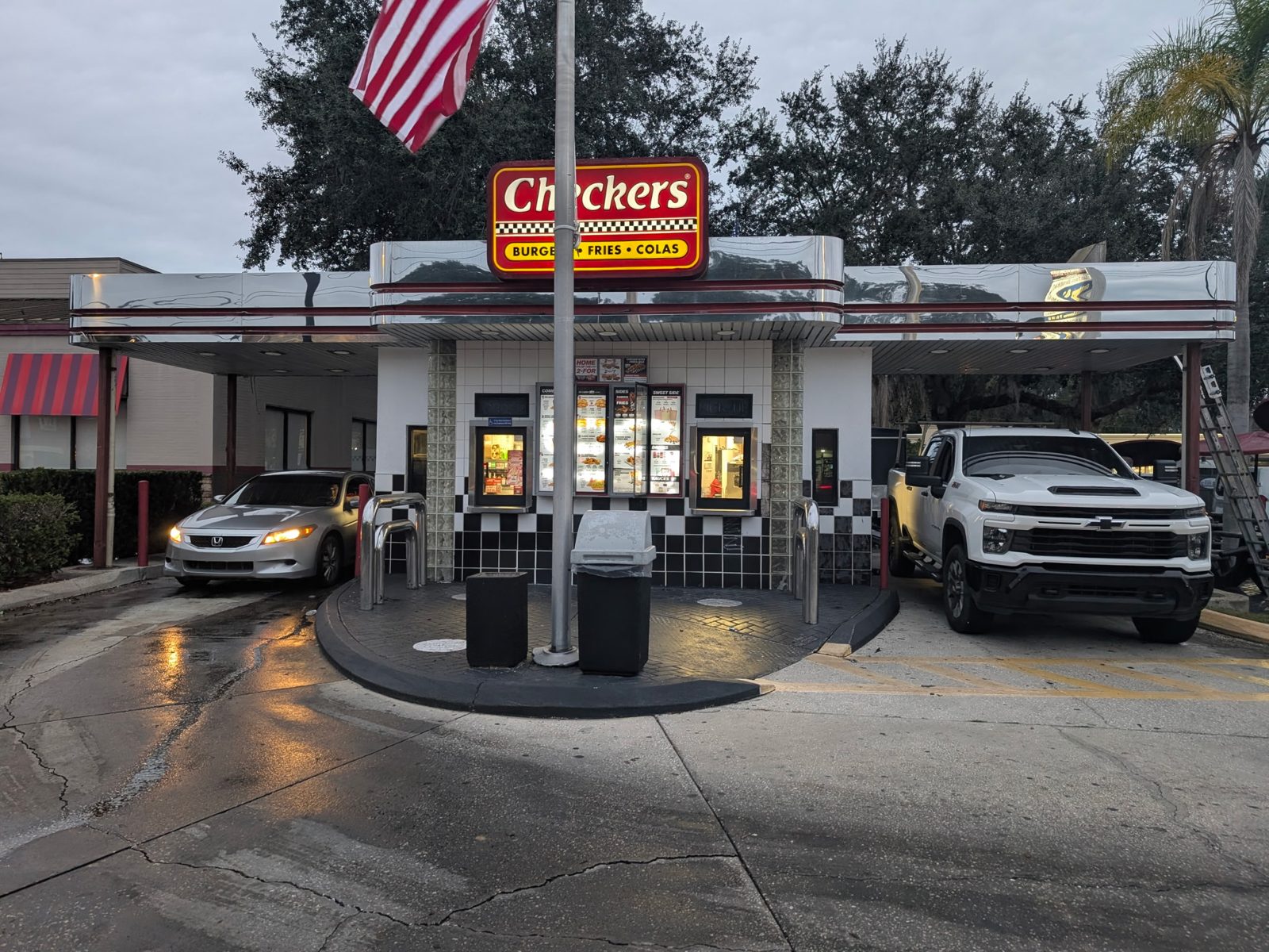 Convenience store exterior before an Imagine remodel